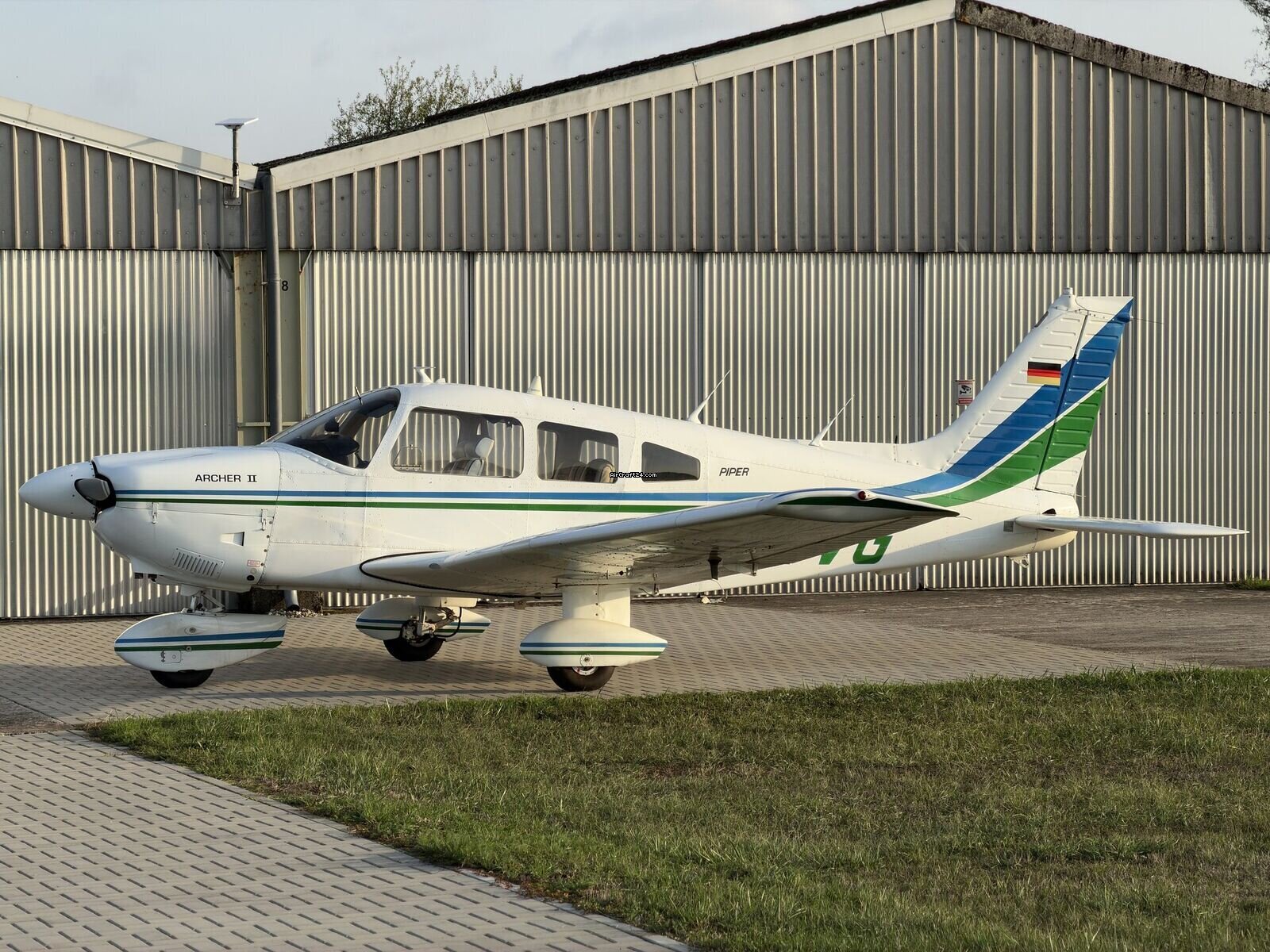 1978 Piper PA-28-181 Archer II, photo 2