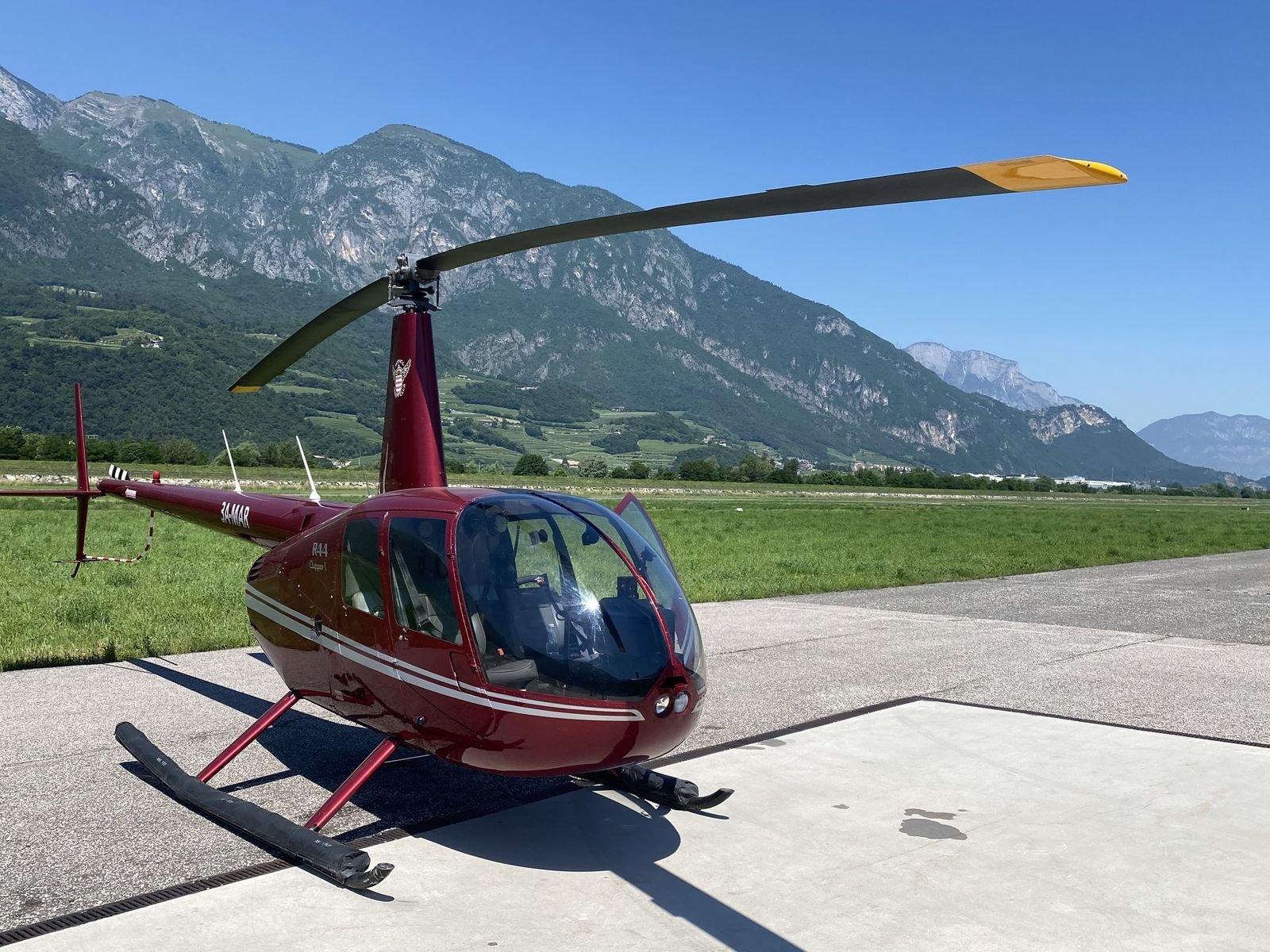 2002 Robinson R44 Clipper I, with installed popoutfloats, photo 2