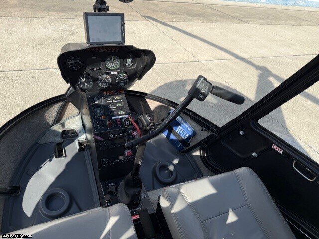 2006 Robinson R-44 Clipper II, photo 3