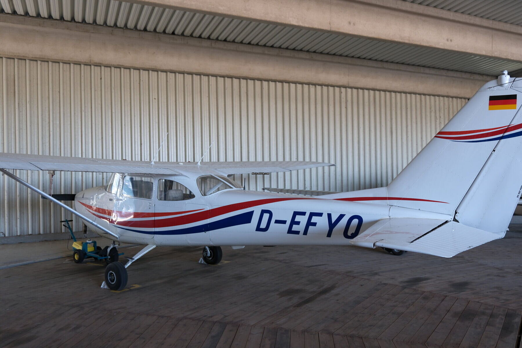 1966 Cessna 172, photo 3